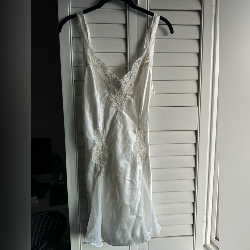 dreamy bridal vtg Victoria’s secret silky slip in cream emblazoned with sparkles